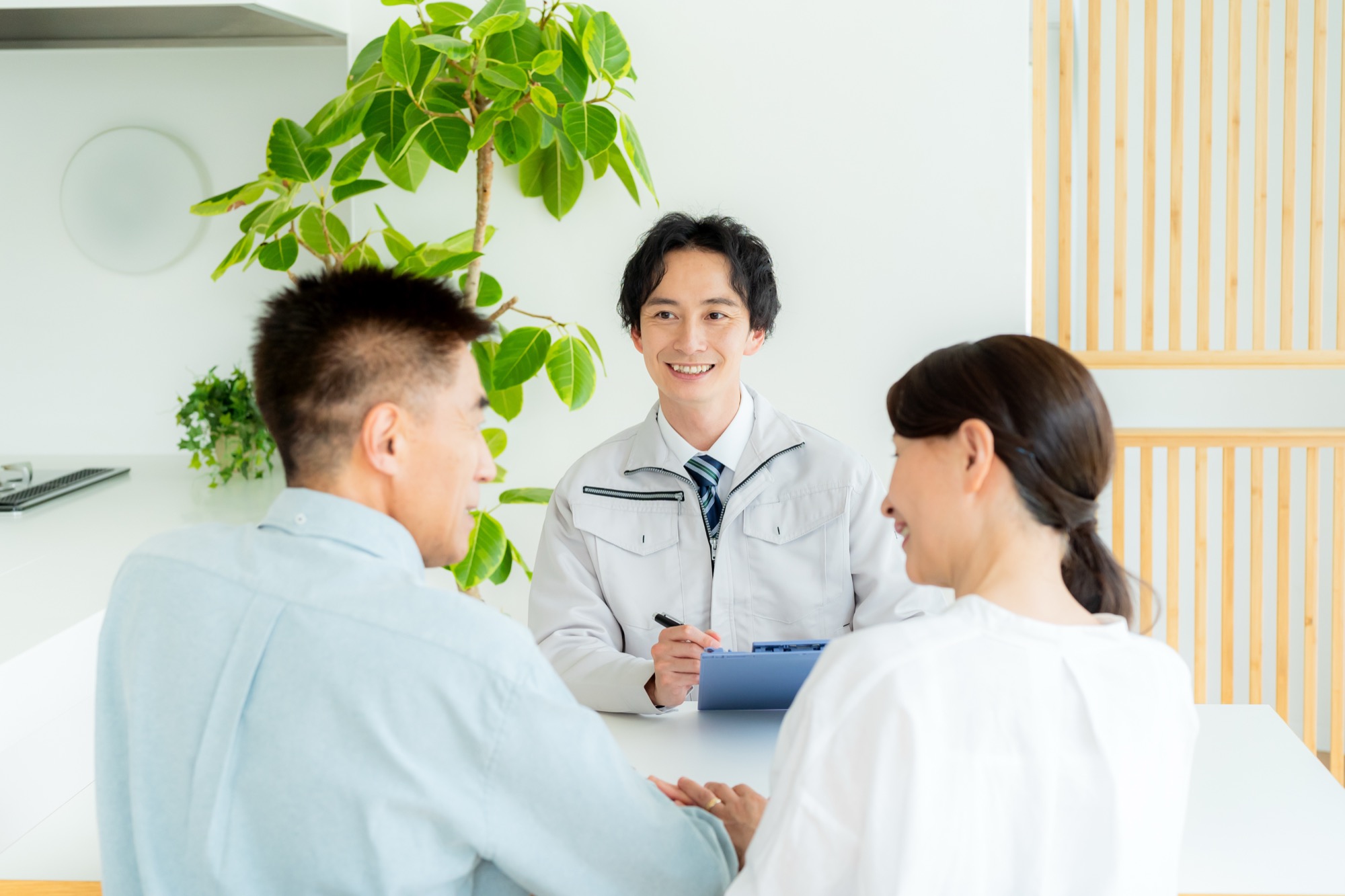 相談するシニア夫婦