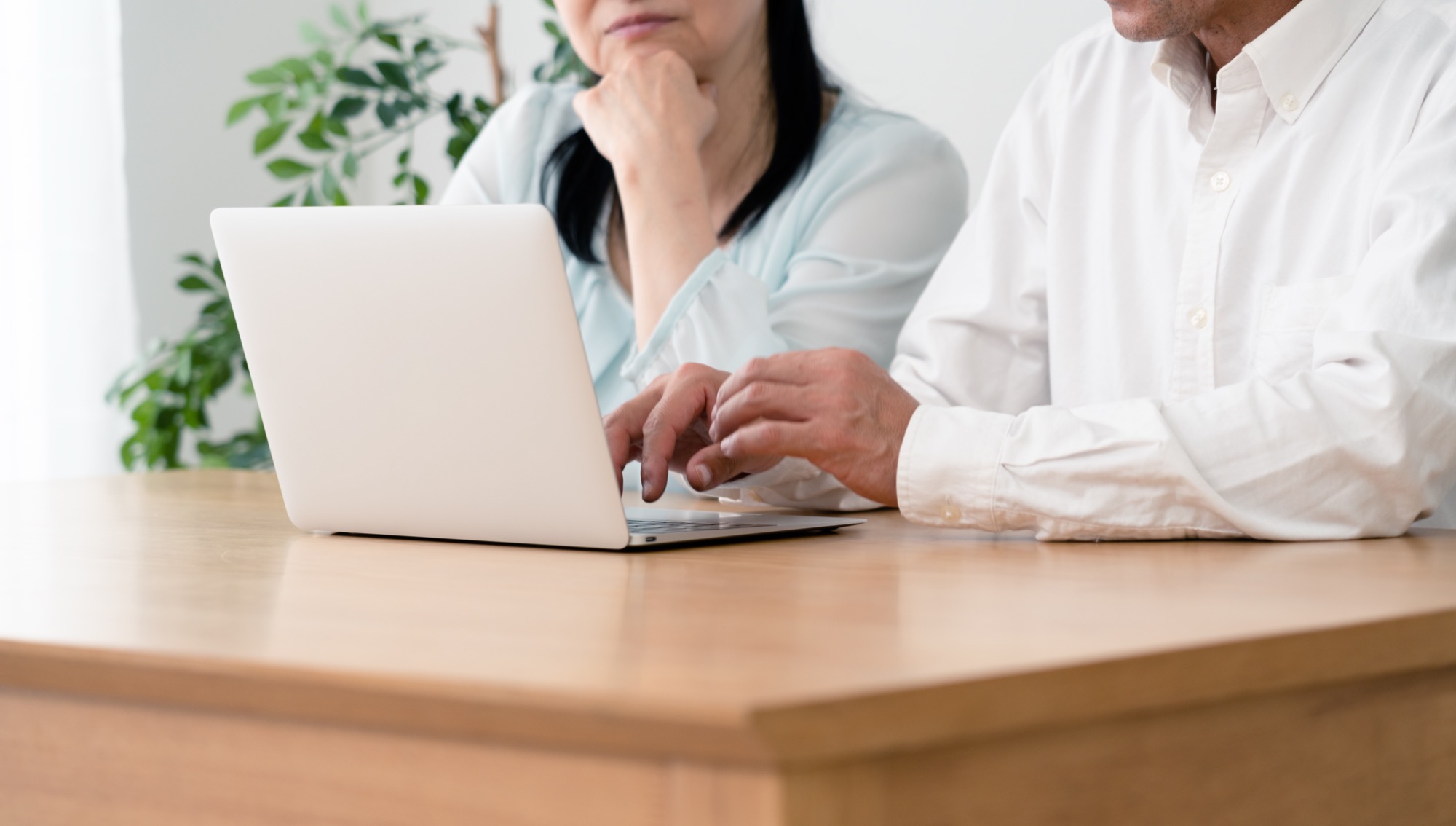 インターネットで調べ物をするシニア夫婦