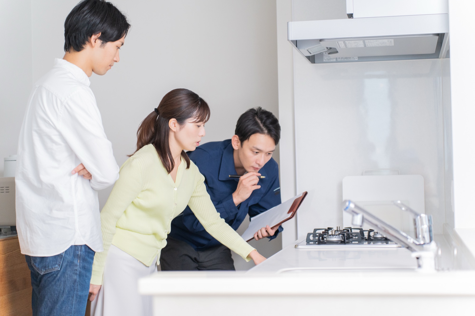 点検する業者と夫婦
